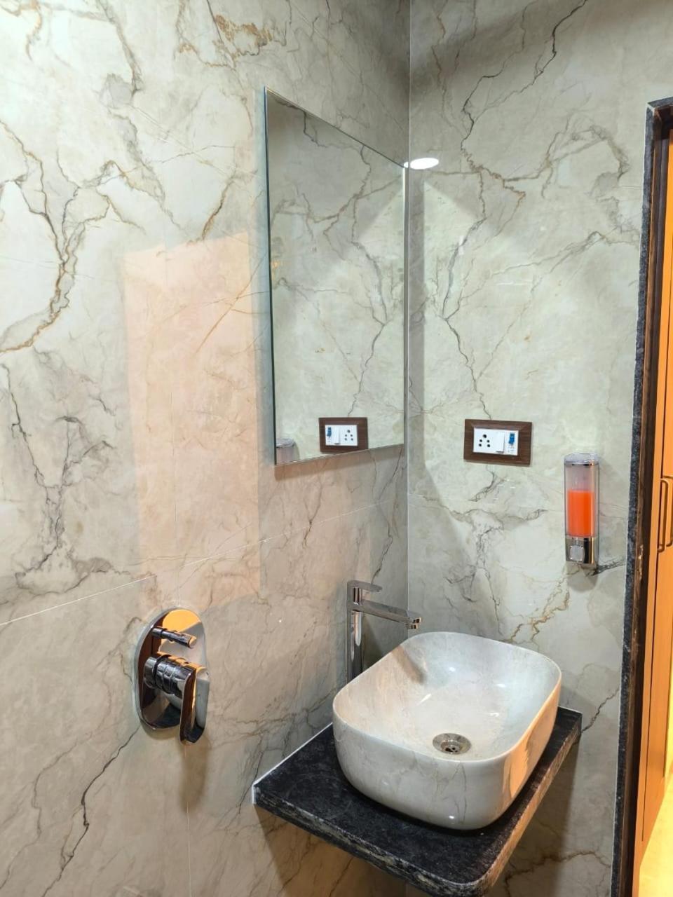 Sharan Residency Hotell Navi Mumbai Exteriör bild